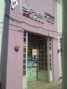  Mi primera vez visitando un sex shop a mis 19, te cuento como Sali mojada…