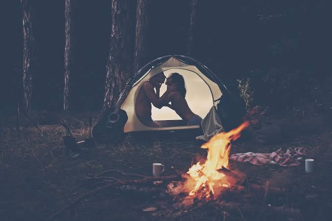 Camping Salvaje: Anillos vibradores y placer bajo las estrellas.