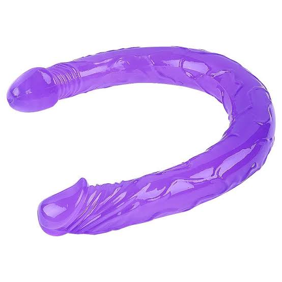 verónica y Yolanda mejores amigas relatan sus Fantasías sexuales con un dildo doble.