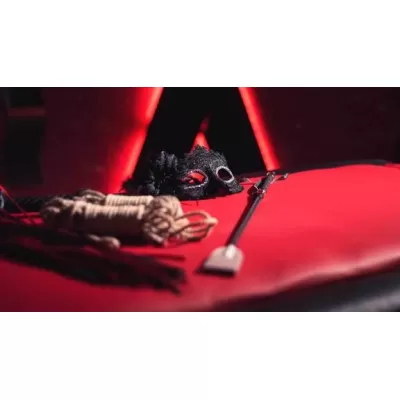 Danza de Sombras: Máscaras y Vendajes que Desatan Instintos Primarios