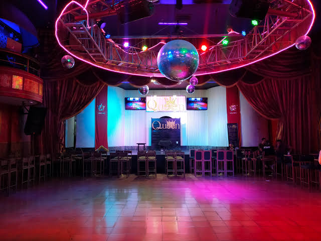 Una noche ardiente en Queen Latin Club con una mujer inolvidable